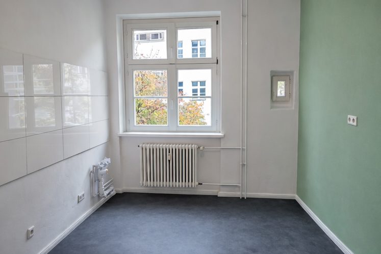 Küche nach Maler- und Bodenarbeiten Fachgerechte Malerarbeiten in Küche mit neuem Fliesenspiegel und neuen Bodenbelag, Gang und Schließbar gemachten Fenster in Berlin Mitte