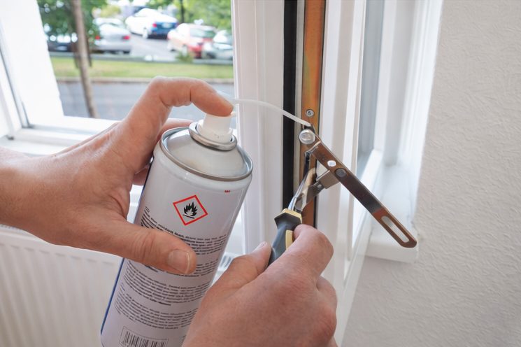 Wartung von Fenstermechanik Fachgerechte Fensterwartung mit Einstellung der Mechanik und fetten der Beschläge und Mechanik