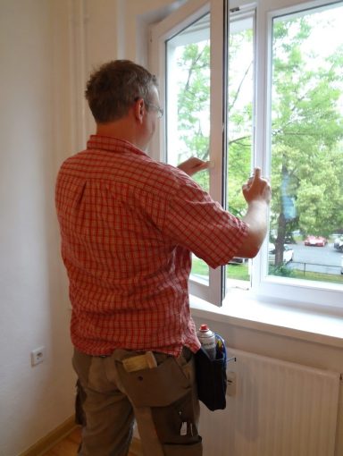 Fensterwartung durch Fachmann Fachmann führt fachgerechte Fensterwartung durch und stellt die Mechanik in Berlin Friedrichshain in Berlin Mitte ein