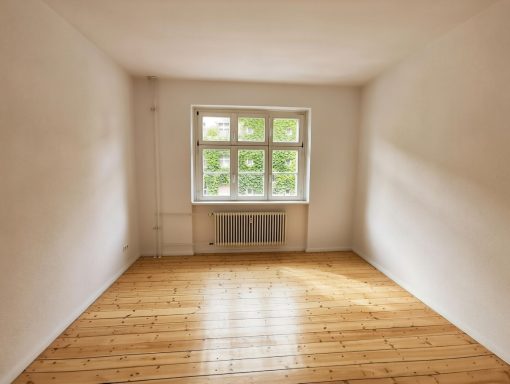 Malerarbeiten im Wohnzimmer Fachgerechte Malerarbeiten im Wohnzimmer mit spritzlackiertem Radiator, lackiertem Fenster und abgezogenem Dielenboden