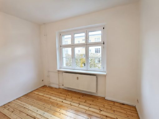 Malerarbeiten im Wohnzimmer Fachgerechte Malerarbeiten im Wohnzimmer mit neu lackiertem Fenster und abgezogenen und lackiertem Dielenboden