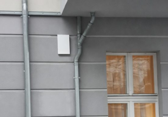 Dezentrale Lüftungsanlage außen Außenansicht einer dezentralen Lüftungsanlage mit Wärmerückgewinnung