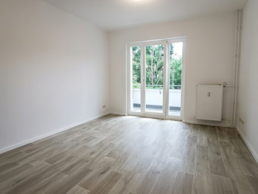 Malerarbeiten im Wohnzimmer Fachgerechte Malerarbeiten im Wohnzimmer mit großem Fenster und lösemittelfrei verklebtem CV-Belag in Berlin Friedrichshain